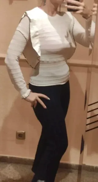 Blusa beige con volantes negros Talla S