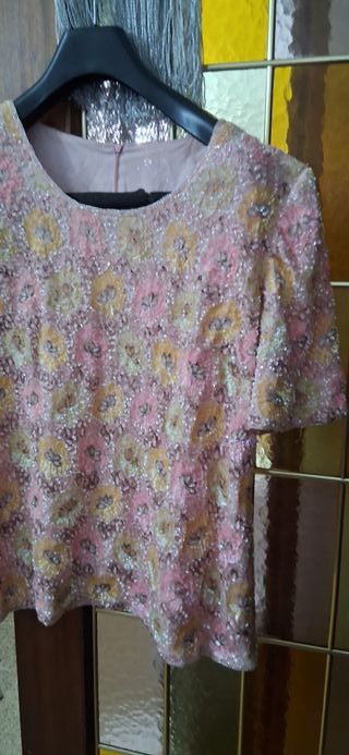 Blusa de mujer con pedrería floral