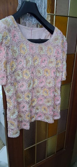 Blusa de mujer con pedrería floral