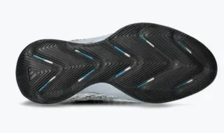 Zapatillas Deportivas Plateadas y Negras Número 43