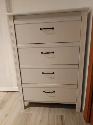 Cama, mesitas y cajonera