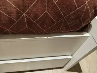 Cama, mesitas y cajonera