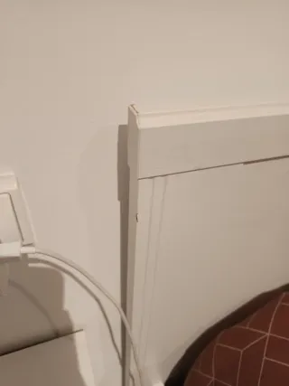 Cama, mesitas y cajonera