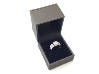 sello oro 18k con diamante de laboratorio