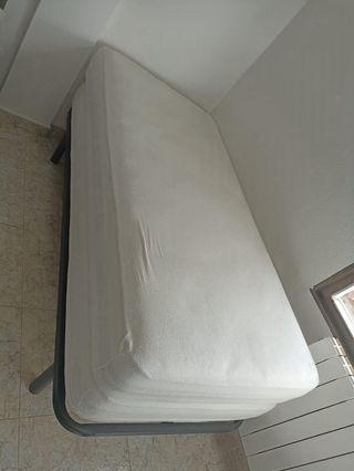 Sofá de piel azul oscuro y 2 camas