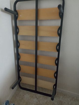 Sofá de piel azul oscuro y 2 camas