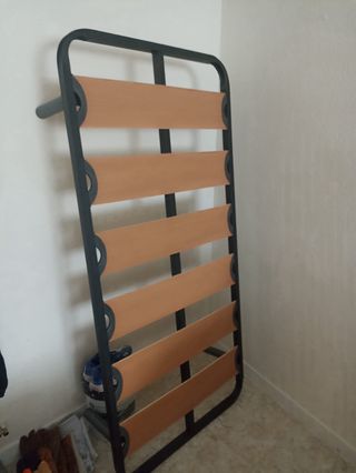 Sofá de piel azul oscuro y 2 camas