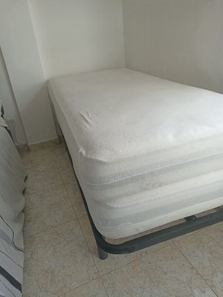 Sofá de piel azul oscuro y 2 camas