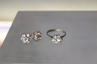 Bisutería vintage. Conjunto de anillo y pendientes metal plateado y cristales.