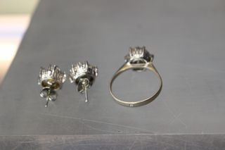 Bisutería vintage. Conjunto de anillo y pendientes metal plateado y cristales.
