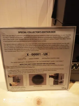 Dron de juguete marrón y rojo