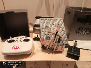 Dron de juguete marrón y rojo