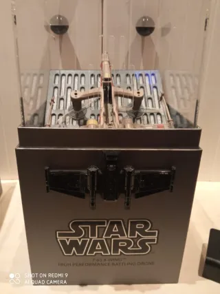 Dron de juguete marrón y rojo