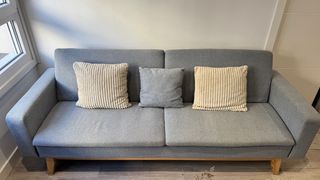 Sofá Cama Gris Tela y Madera