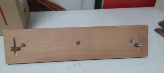 Colgador de madera marrón con 3 pomos