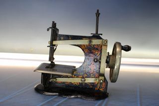 Antigua máquina de coser de juguete ¿Muller?