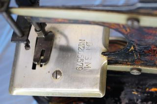 Antigua máquina de coser de juguete ¿Muller?