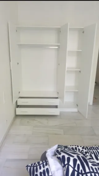 Armario blanco de madera