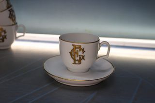 Juego café o té porcelana blanca y oro.