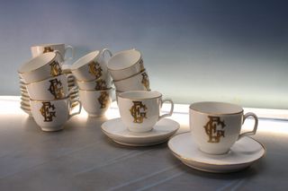 Juego café o té porcelana blanca y oro.
