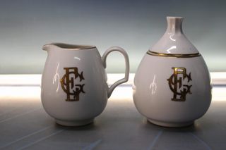 Juego café o té porcelana blanca y oro.