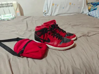 Zapatillas Jordan Rojas y Negras + Bandolera
