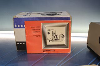 Proyector diapositivas Etude 2c. URSS. En su caja con manual en inglés.