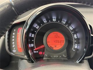 TOYOTA Aygo 5 Puertas x-play 70 Manual 5v