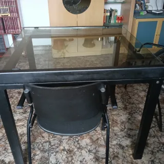 Mesa de cristal y metal negra
