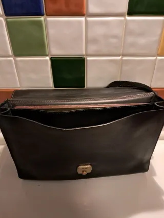 Cartera de cuero negro con llave
