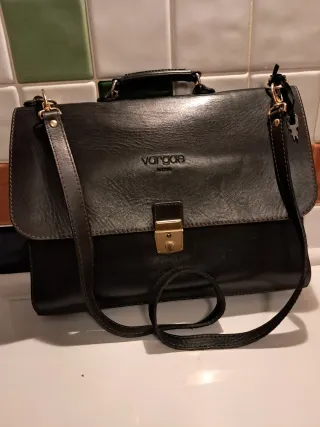 Cartera de cuero negro con llave