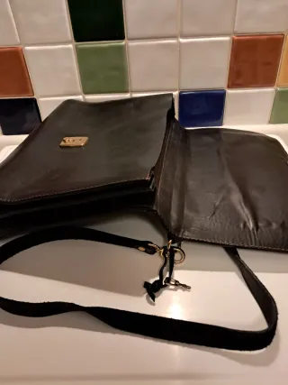 Cartera de cuero negro con llave