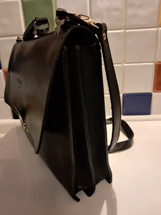 Cartera de cuero negro con llave