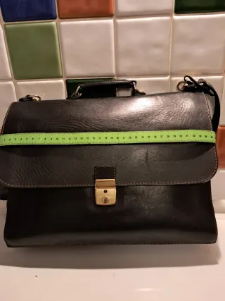Cartera de cuero negro con llave