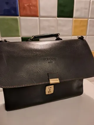 Cartera de cuero negro con llave