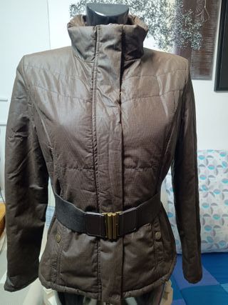 Parka impermeable marrón con cinturón