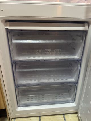 Frigorífico Beko CN232121 320L