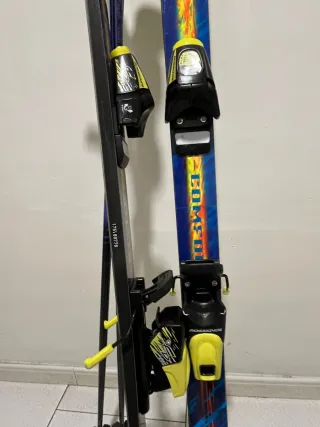 Tabla de esquí con fijaciones