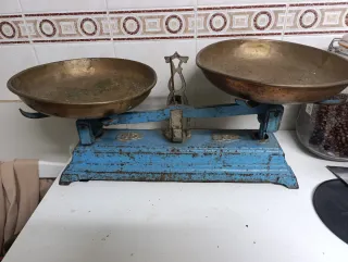 Báscula antigua de cocina azul para decoración