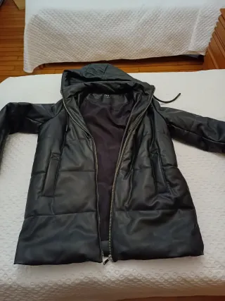 Plumas negro con capucha