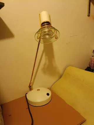 Lámpara de mesa dorada y blanca