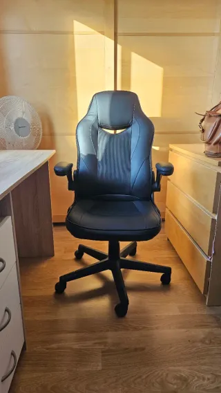 Silla de escritorio negra.