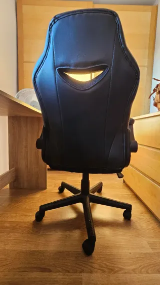 Silla de escritorio negra.