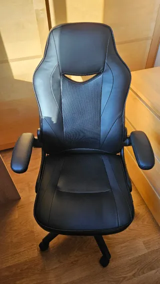 Silla de escritorio negra.