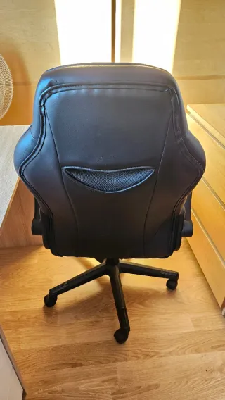Silla de escritorio negra.