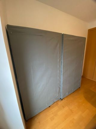 Dos armarios de tela grises