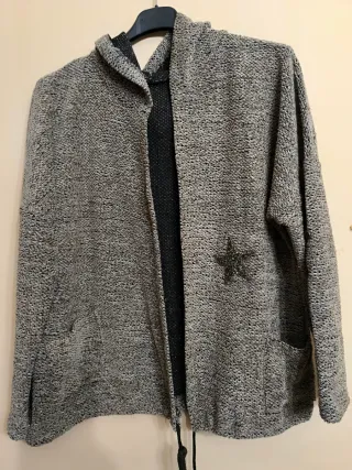 Sudadera gris y negra con estrella
