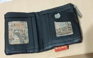 Monedero negro con diseño náutico