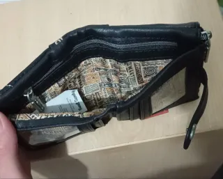 Monedero negro con diseño náutico