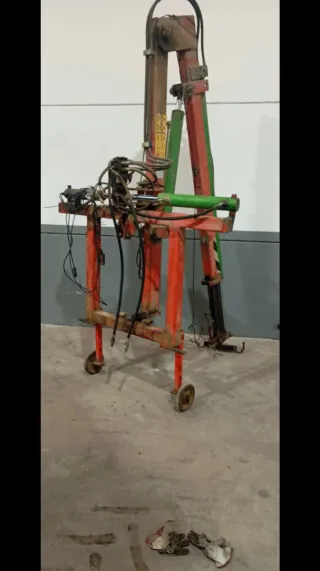 Pluma para tractor giratoria y telescopica